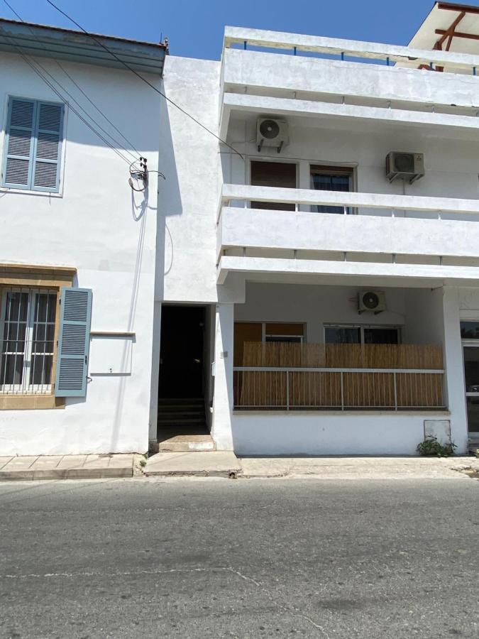 Past Or Tail Hostel Larnaca Buitenkant foto