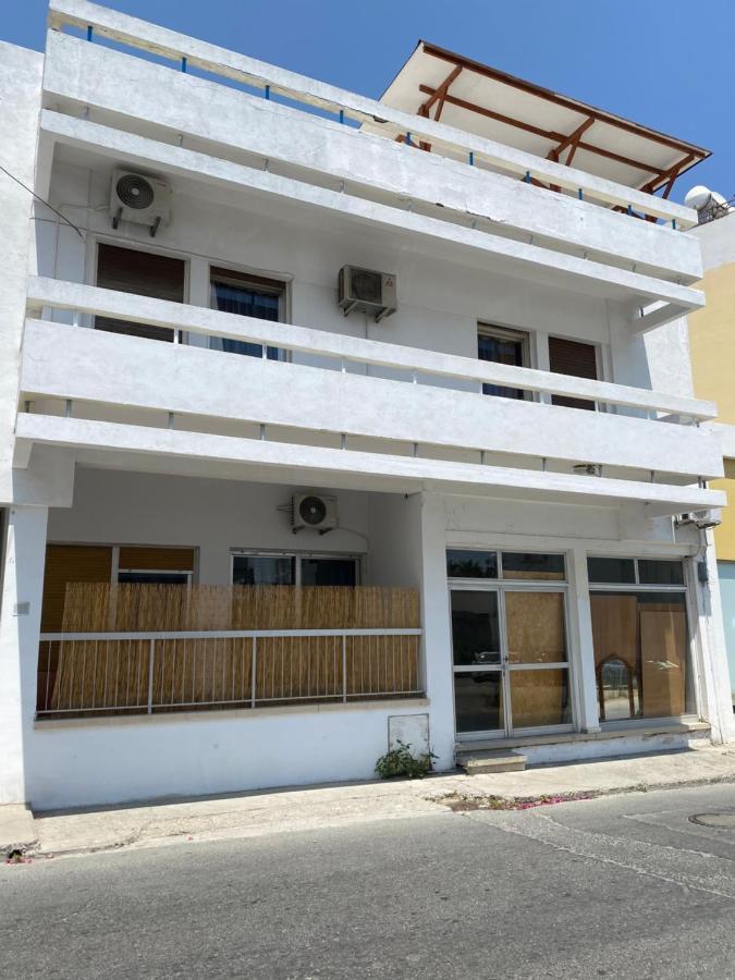 Past Or Tail Hostel Larnaca Buitenkant foto
